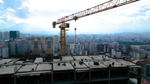 Tower crane working on a multi-story construction site Stockbeeldmateriaal 292790558