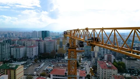 Tower crane working on a multi-story construction site Stockbeeldmateriaal 292790629