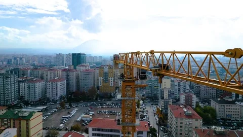 Tower crane working on a multi-story construction site Stockbeeldmateriaal 292790848