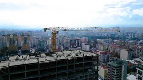 Tower crane working on a multi-story construction site Stockbeeldmateriaal 292791009