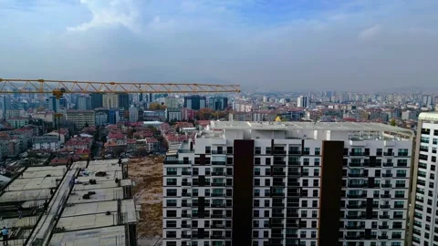 Tower crane working on a multi-story construction site Stockbeeldmateriaal 292791117
