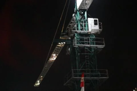 Tower crane working at night. the lighting is not too much, Foto stock