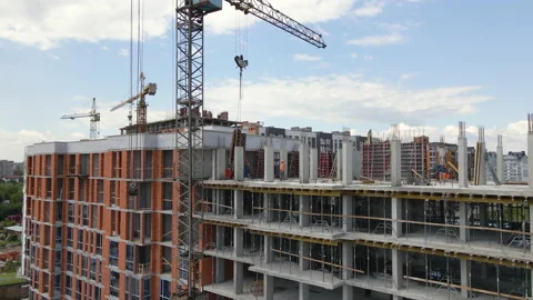 Tower cranes and professional workers at high concrete residential building Vídeos de archivo 158014203