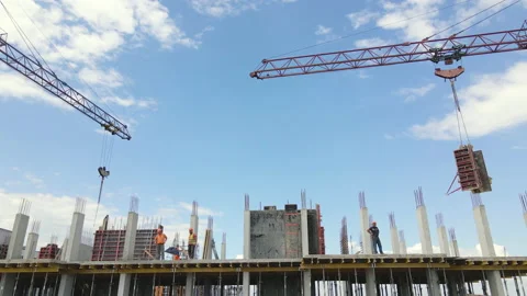 Tower cranes and professional workers at high concrete residential building Vídeos de archivo 159209259