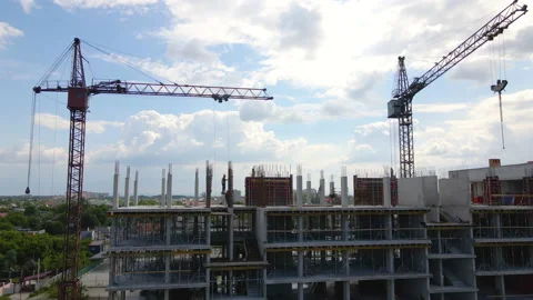 Tower cranes and professional workers at high concrete residential building Vídeos de archivo 161073002