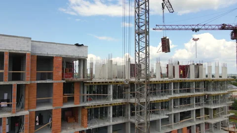 Tower cranes and professional workers at high concrete residential building Vídeos de archivo 161987216