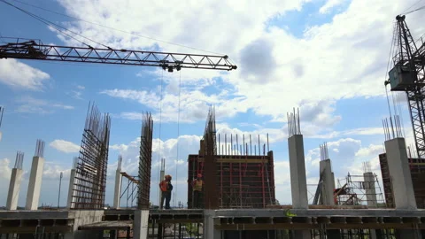 Tower cranes and professional workers at high concrete residential building Vídeos de archivo 162299518