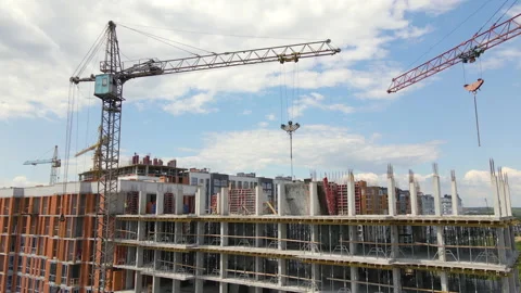 Tower cranes and professional workers at high concrete residential building Vídeos de archivo 164073685