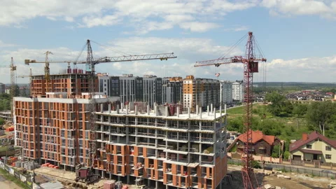 Tower cranes and professional workers at high concrete residential building Vídeos de archivo 164173660