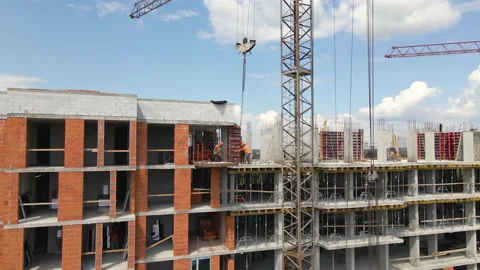 Tower cranes and professional workers at high concrete residential building Vídeos de archivo 166713517