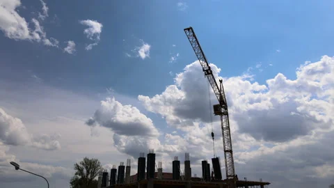 Tower cranes and professional workers at high concrete residential building Vídeos de archivo 182434948