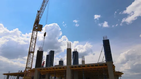 Tower cranes and professional workers at high concrete residential building Vídeos de archivo 187420256