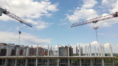 Tower cranes and professional workers at high concrete residential building Vídeos de archivo 243176003