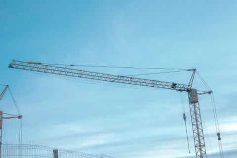 Tower cranes by blue cloud sky Foto stock