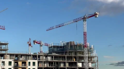 Tower cranes operating on a building construction site Vidéo 326092489
