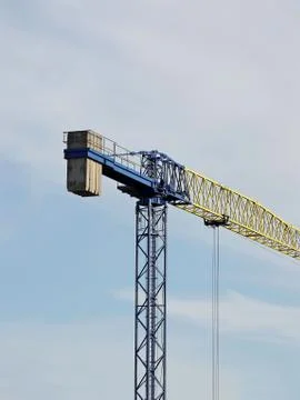 Tower cranes work during the construction of a multi-story building. New apar Foto stock