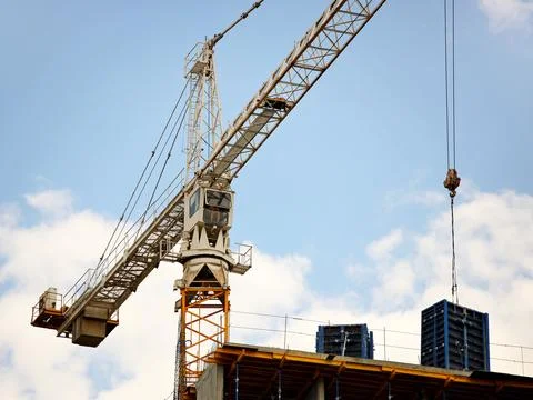 Tower cranes work during the construction of a multi-story building. New ap.. Foto stock