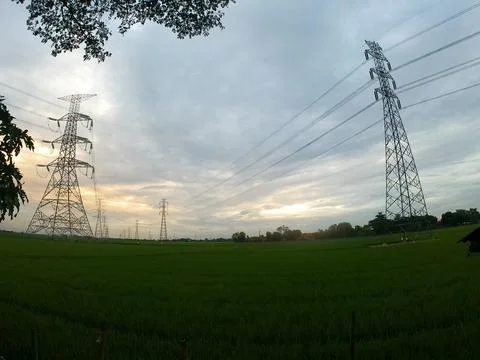 Tower Extra high voltage air ducts in rice fields Stockfoto's