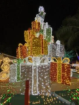 Tower of Illuminated Gift Boxes With Lights at Night Foto stock
