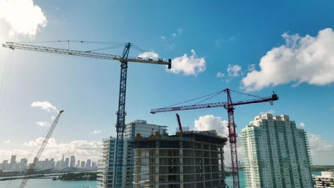 Tower lifting cranes at high residential apartment building construction site Vidéo 239609126