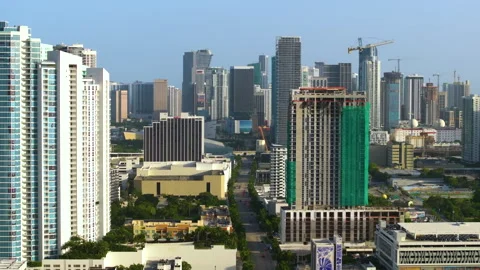 Tower lifting cranes at high residential apartment building construction sites Vidéo 301735264
