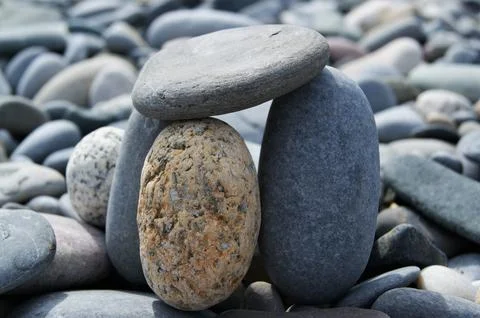 The tower is made of various pebbles on a stony beach. Foto stock