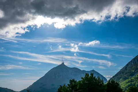 The tower of mobile communication is located on a high mountain. Foto stock