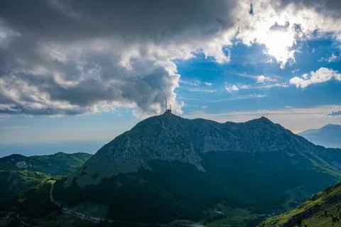 The tower of mobile communication is located on a high mountain. Foto stock