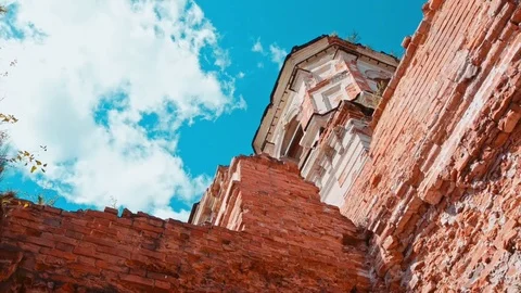 The tower of the old abandoned buildings on a background of blue sky Vídeos de archivo 82962291