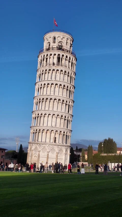 Tower of Pisa - Leaning Landmark Under Bright Sky. Stock-Footage 330194298
