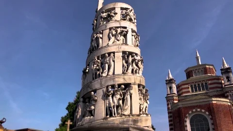 Tower with sculptures and statues inside the monumental cemetery Video stock 90528256