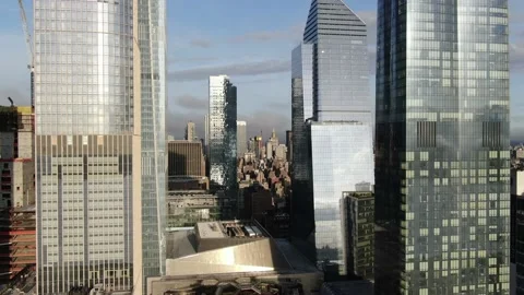 Tower under construction beside finished Hudson Yards blocks Vídeos de archivo 131259754