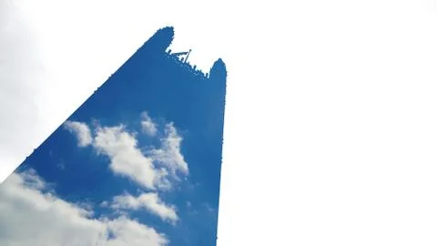 A tower with a view of the sky in the building Ilustración de archivo