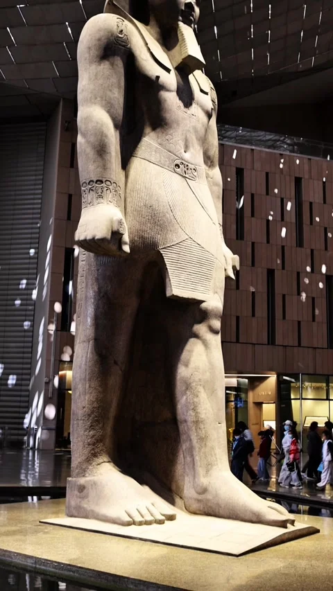 A towering ancient Egyptian statue Stock Footage 335128204