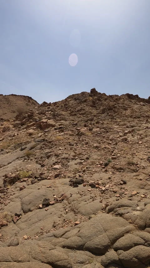 Towering Arid Mountain Peak and Rocky Desert Wilderness Vídeo Stock 320493859