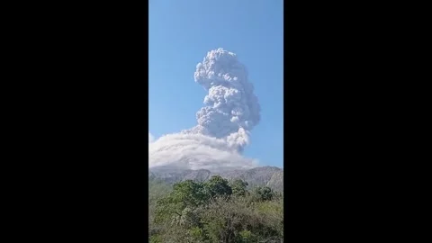 Towering Ash Cloud Over Mount Lewotobi, Indonesia Video stock 343857381
