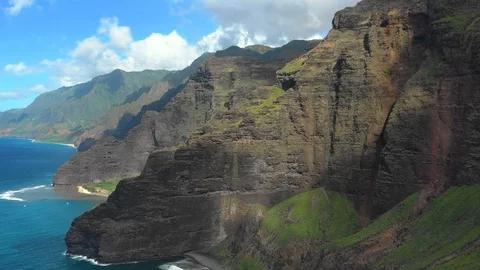 Towering cliffs above the water on the Na Pali Coast 库存影片 96046262