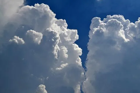 Towering Cumulus Clouds Against Deep Blue Sky Stock-Fotos