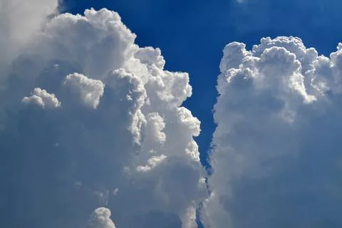 Towering Cumulus Clouds in Deep Blue Sky Foto stock