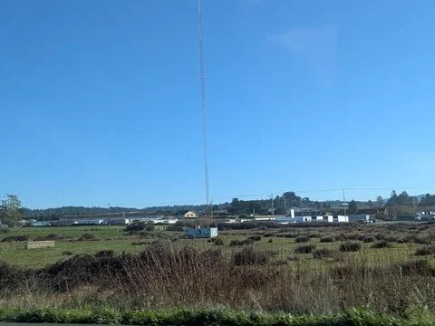 Towering electrical structure rising dramatically into blue sky Stockfoto's