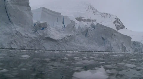 Towering ice cliff with brash ice to fore, Antarctica Vidéo 34310987