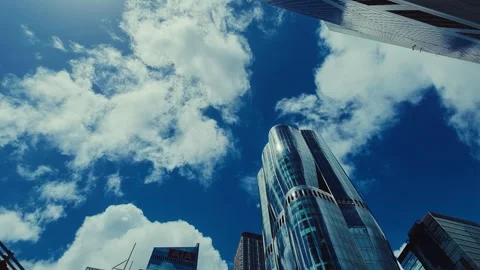 A towering modern skyscraper reflecting the bright blue sky in Hong Kong, with a 库存影片 338311551