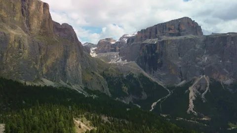 Towering mountain cliffs above a forested alpine valley Vidéo 337077867