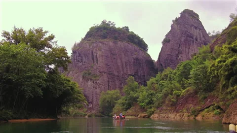 Towering mountains above Nine Bends River, Mount Wuyi, Wuyishan, China Stock-Footage 277737677