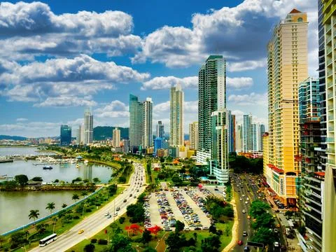 Towering Skyline &amp; Light Clouds, Daytime 库存照片