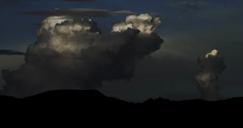 Towering storm clouds over a Arizona desert mountain range at sunset. 스톡 동영상 330924850