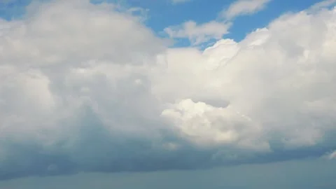 Towering white clouds over a blue sky, creating a stunning aerial view in 4.. Stockbeeldmateriaal 293122837