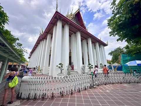 Towering white columns surrounding the main temple building at Wat Pho Stock Photos
