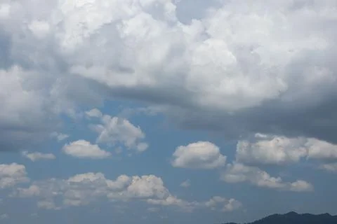 Towering White Cumulus Cloud in Clean Blue Sky 库存照片