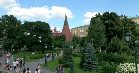 Towerwalls of the Kremlin surrounded by the green trees of the Alexander garden Stock Footage 66192762